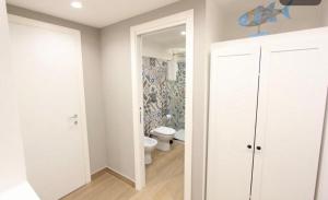a white bathroom with a toilet at Sapore di Mare al Duomo in Gaeta