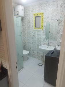 une salle de bain avec un lavabo et des toilettes dans l'établissement 68-5 2 BED ROOM -CRISS RESORT-NAAMA BAY -CITY CeNTER, à Charm el-Cheikh