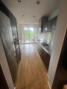 Η κουζίνα ή μικρή κουζίνα στο Spacious Apartment