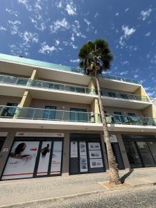 un edificio con una palma di fronte di Santa Maria Residence - Central T2 a Santa Maria Altre 11 foto