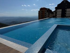 Bazén v ubytování Elegant Black Kopaonik nebo v jeho okolí
