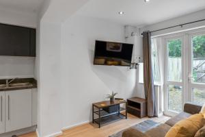 Ince-in-Makerfieldにある4-Bed House for Contractors, Groups, Families, WiFi, Parking, SmartTV, Sleeps 10, Near Wigan Pierのリビングルーム(ソファ、壁掛けテレビ付)