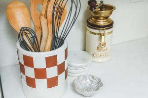 コー・ダレーンにあるModern, Quiet and Charming Downtown Apartmentのカウンターの上に置かれた木製の食器が入ったカップ