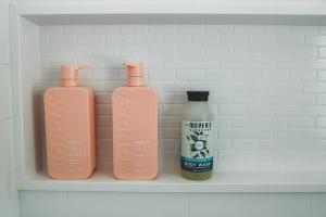 コー・ダレーンにあるModern, Quiet and Charming Downtown Apartmentの洗剤と漂白剤のボトルが3本棚に置かれている +22枚の写真
