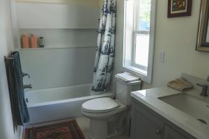 コー・ダレーンにあるModern, Quiet and Charming Downtown Apartmentのトイレ、洗面台、窓のあるバスルーム