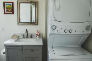 コー・ダレーンにあるModern, Quiet and Charming Downtown Apartmentのシンクと白い冷蔵庫のあるキッチン