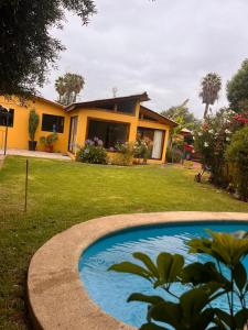 une maison avec une piscine dans une cour dans l'établissement Descanso y Trabajo en esta linda casa a pasos Casino ANTAY, à Copiapó