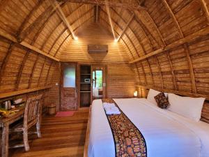 Umma Bali Menjangan Retreat客房内的一张或多张床位