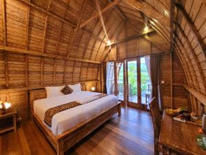 班尤温当Umma Bali Menjangan Retreat的一间木屋里有一张床的卧室