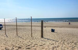 un grupo de redes de voleibol en una playa en Cozy Home In Bergen Aan Zee With Wifi, en Bergen aan Zee 10 fotos más