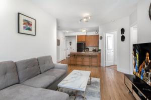 ミシサガにあるLavish 2BR 2Bath Condo Steps to Square One Mallのソファとテーブルのあるリビングルーム