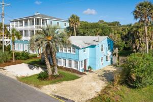 Only Steps 2 Ocean Couples Beach Retreat في فولي بيتش: بيت ازرق امامه نخله