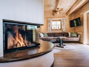 Televízia a/alebo spoločenská miestnosť v ubytovaní Webertonihütte Modern retreat