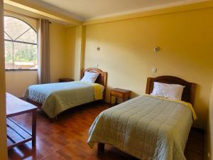 a hotel room with two beds and a window at Hotel Sucali Campestre in Tarica