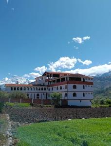 a large building with mountains in the background at Hotel Sucali Campestre in Tarica
