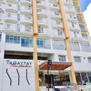 ein hohes weißes Gebäude mit einem Tashany Hotel in der Unterkunft Jhohanna's Cozy Corners in Iruhin