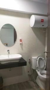 Ένα μπάνιο στο Apartemen Grand Jati Junction
