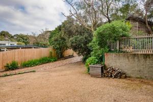 une arrière-cour avec une clôture et un mur en briques dans l'établissement Little Tawny Studio - Private One Bedroom In Rye, à Rye