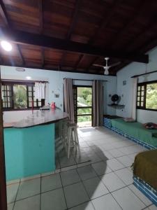 cocina y sala de estar con encimera grande en Salgado Lar Maresias, en São Sebastião 32 fotos más