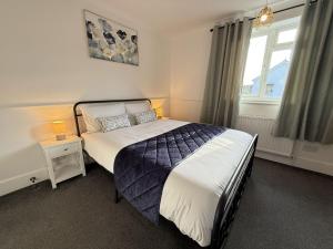 Ένα ή περισσότερα κρεβάτια σε δωμάτιο στο Cosy and comfy 4-bed house in Burnham Slough Near Legoland and Winsdor Castle