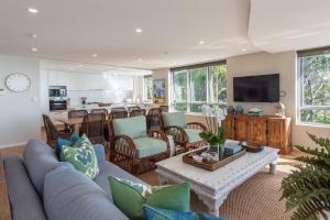 Et tv og/eller underholdning på Waves #14 by Discover Stradbroke