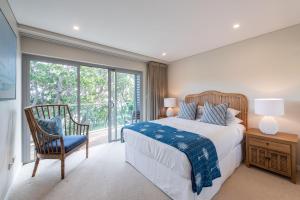 En eller flere senge i et værelse på Waves #14 by Discover Stradbroke