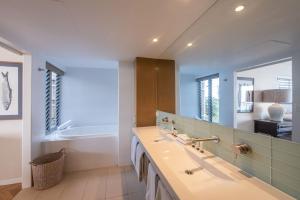 Køkken eller tekøkken på Waves #14 by Discover Stradbroke + 19 billeder