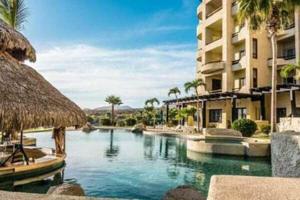 Πισίνα στο ή κοντά στο Coastal Chic at Misiones Arch & Sea View