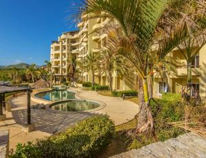 Πισίνα στο ή κοντά στο Coastal Chic at Misiones Arch & Sea View