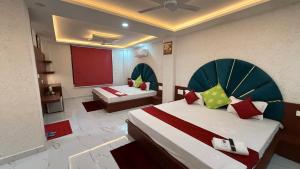 Bundeli Farm Resort & Banquet Orchha客房内的一张或多张床位