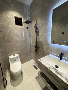 Ένα μπάνιο στο استديو بتصميم حديث وجميل