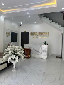 a lobby with a vase of flowers in a room at 6668 Hotel - Chi nhánh 1 in Tây Ninh