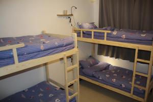 Zhangjiajie Cloud Youth Hostel tesisinde bir ranza yatağı veya ranza yatakları