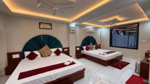 Bundeli Farm Resort & Banquet Orchha客房内的一张或多张床位