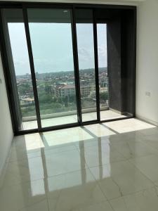 ein leerer Raum mit Fenstern und einem weißen Fliesenboden in der Unterkunft Luxury Two Bedroom Apartment at NOVA Roman Ridge in Accra in Accra