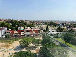 Blick auf eine Stadt mit Gebäuden und Bäumen in der Unterkunft Luxury Two Bedroom Apartment at NOVA Roman Ridge in Accra in Accra
