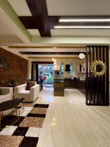 una sala de estar con un sofá y una mesa en Maple by Ardh Homes, en Rājpur 14 fotos más