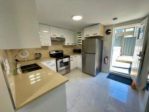 Kuchyň nebo kuchyňský kout v ubytování Garden Suite 2-Bed 1-Bath can be Interconnected with additional Suite