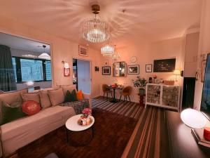 una sala de estar con un sofá y una mesa en Timeless Emporium stay with city view, en Melbourne