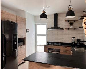 Kuchyň nebo kuchyňský kout v ubytování Hermosa casa con alberca privada en Almarena