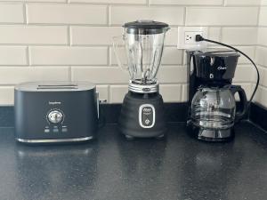 Příslušenství pro přípravu čaje a kávy v ubytování Hermosa casa con alberca privada en Almarena + 24 fotografií