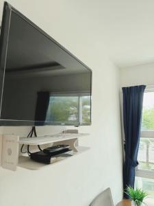 Un televisor de pantalla plana grande colgado en una pared en Chendering Inn, en Kuala Terengganu