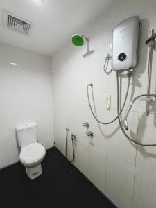 un baño con inodoro y ducha en Chendering Inn, en Kuala Terengganu