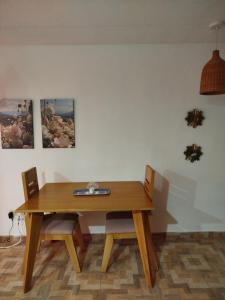 a wooden table and chairs in a room at La casita de Johisfress in Cartagena de Indias