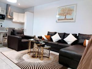 Χώρος καθιστικού στο Elegant & Luxury Gem-5 Star Location -Pools Gym!