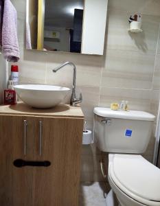 a bathroom with a sink and a toilet at La casita de Johisfress in Cartagena de Indias