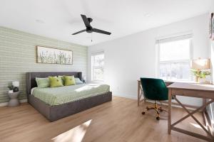um quarto com uma cama e uma escrivaninha em Stylish 3BR Retreat in the Heart of Austin em Austin