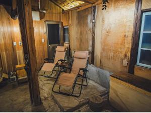 Posezení v ubytování 佐渡島 築120年の古民家一棟貸切 河崎浪漫館 囲炉裏体験 檜風呂-蔵サウナ完備