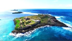an island in the middle of the ocean at Pixel Cruise in Trou dʼ Eau Douce