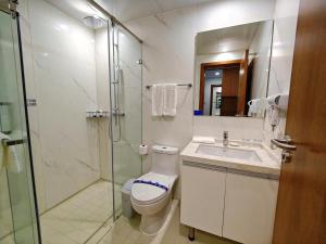 北京北京明珠酒店的配有马桶、淋浴和水槽的浴室